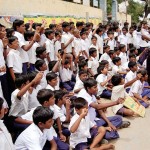 சமச்சீர்கல்வி நூல்களை வழங்கு! பள்ளி மாணவர்கள் முற்றுகை போராட்டம்! -