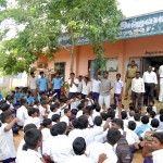 சமச்சீர்கல்வி நூல்களை வழங்கு! பள்ளி மாணவர்கள் முற்றுகை போராட்டம்! -