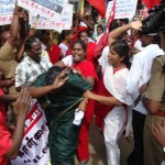 ஜெயா ஆட்சியை நாடகமாக நடித்த குற்றத்திற்காக குழந்தைகள் உட்பட 60 பேர் சிறை!