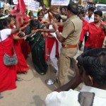 ஜெயா ஆட்சியை நாடகமாக நடித்த குற்றத்திற்காக குழந்தைகள் உட்பட 60 பேர் சிறை!