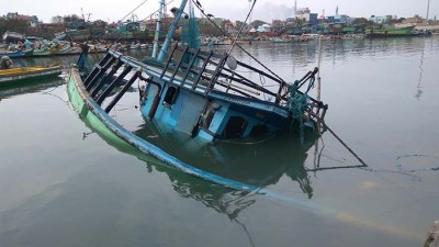 மூழ்கிய விசைப்படகு