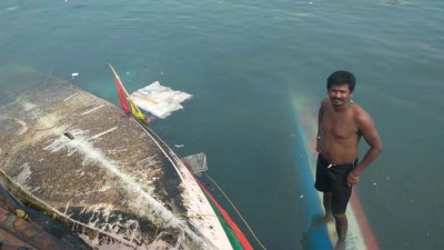 இப்போ இன்ஜினை மட்டும் கழட்டி வெளியே எடுத்திருக்கிறோம். இதை சரி செய்ய 10,000 முதல் 15,000 வரை செலவாகும்