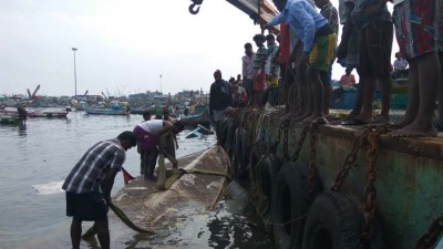 கடலுக்கு அடியில் ஒன்றன் மீது மற்றொன்று சிக்குண்டு கிடப்பதால் எளிதில் தூக்கவும் முடியவில்லை