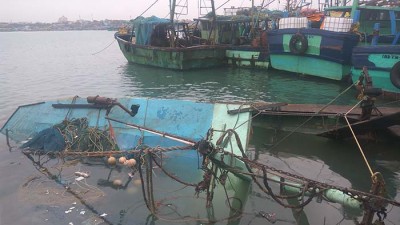 தேசமடைந்து மூழ்கியிருக்கும் விசைப்படகு