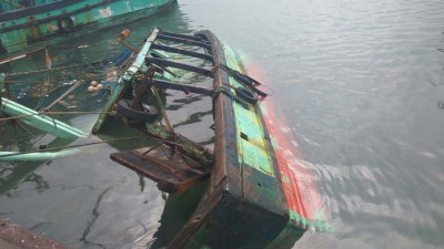 தேசமடைந்து மூழ்கியிருக்கும் விசைப்படகு