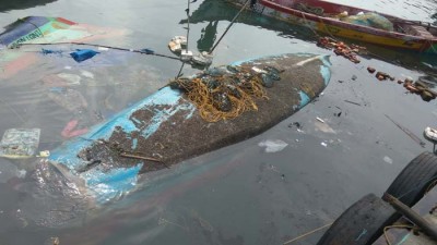 பல படகுகள் ஒன்றுள் ஒன்றாக மூழ்கியிருக்கின்றன