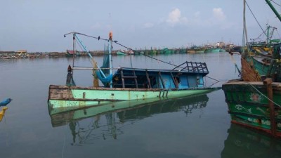 சேதமடைந்த படகுகள்