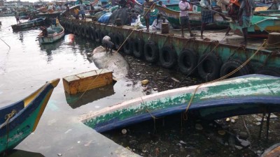 சேதமடைந்த நாட்டுப்படகுகள்