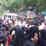 கோவை தனியார் பள்ளி கட்டணக் கொள்ளைக்கு எதிராக அதிரடி போராட்டம்! -