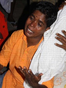 தீக்குளித்த செங்கொடி மூட்டிய தீ! நெஞ்சை உலுக்கும் நேரடி ரிப்போர்ட்!! படங்கள்!!!