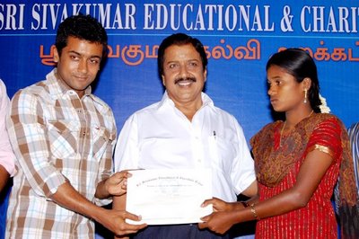 அகரம்-அறக்கட்டளை கல்விப் பிச்சை வள்ளல்கள்: நடிகர் சூர்யாவுக்கு போட்டியாக இயக்குநர் சசிகுமார்!