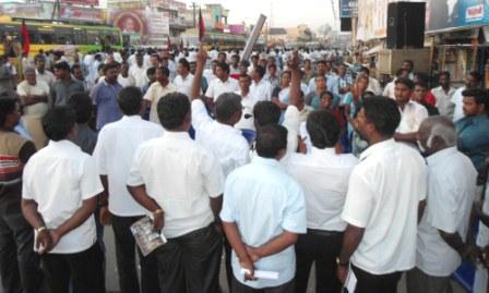 ஆர்ப்பாட்டத்திற்கு திரண்டு வந்த மக்கள்