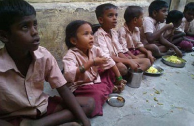 மதிய உணவு சாப்பிடும் சிதம்பரம் நகராட்சி பள்ளிக் குழந்தைகள் மதிய உணவு சாப்பிடும் சிதம்பரம் நகராட்சி பள்ளிக் குழந்தைகள்