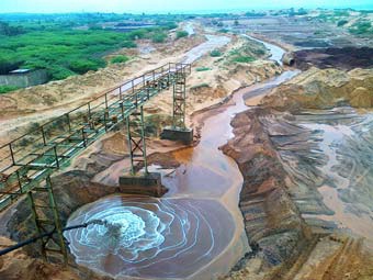 கழிவுகளால் நாசமான கடலோரம் கழிவுகளால் நாசமான கடலோரம்
