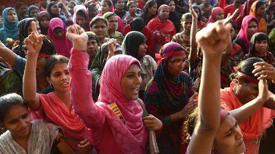 முழக்கமிடும் தொழிலாளர்கள் முழக்கமிடும் தொழிலாளர்கள்
