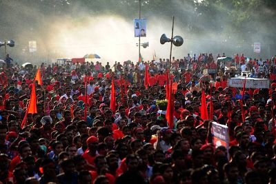 முழக்கமிடும் தொழிலாளர்கள் முழக்கமிடும் தொழிலாளர்கள்