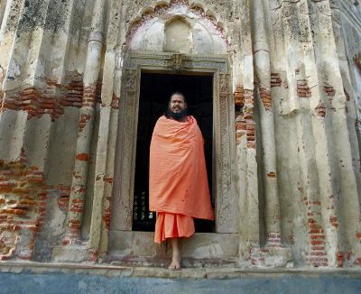 கோட்டை வாயிலில் நிற்கும் ஒரு சாது கோட்டை வாயிலில் நிற்கும் ஒரு சாது