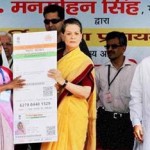 ஆதார் அட்டை வழங்கும் சோனியா காந்தி