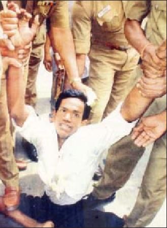 சேலம் மாவட்ட ஆட்சியர் அலுவலக வளாகத்தில் முகம்மது இத்தீஸ் என்ற உடல் ஊனமுற்ற இளைஞரை மிருகத்தனமாக அமுக்கிப் பிடிக்கும் போலீசு