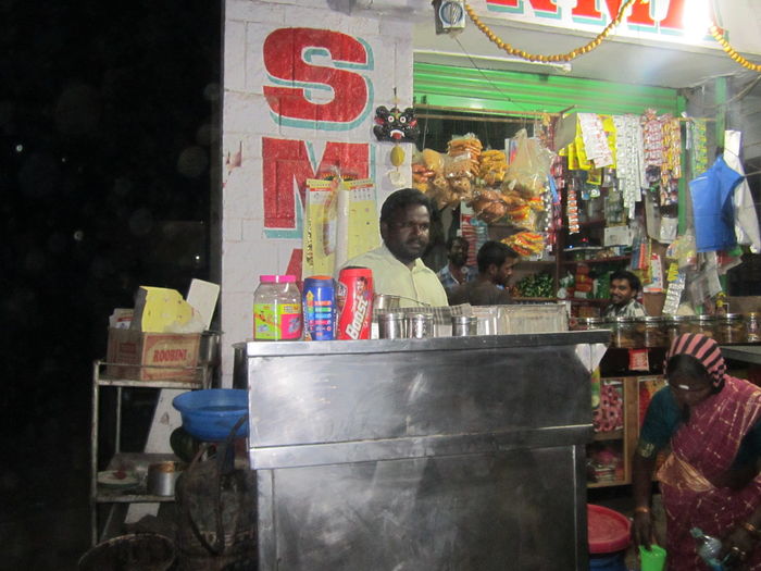 நள்ளிரவில் டீக்கடை நள்ளிரவில் டீக்கடை