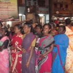 முழக்கமிடும் பெண்கள்