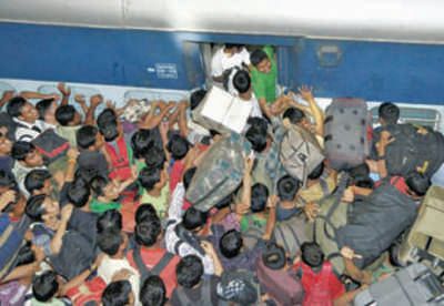 வடகிழக்கு மாநில தொழிலாளர்களும் இளைஞர்களும். வடகிழக்கு மாநில தொழிலாளர்களும் இளைஞர்களும்.