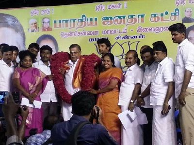 இல கணேசனுக்கு ஆளுயர மாலை இல கணேசனுக்கு ஆளுயர மாலை