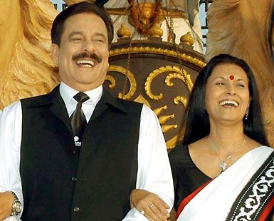 சுப்ரதா ராய் மனைவி சுவப்னாவுடன் சுப்ரதா ராய் மனைவி சுவப்னாவுடன்