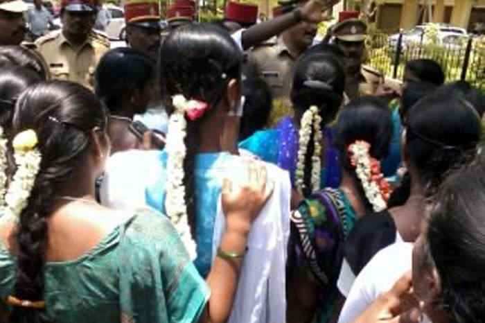 புதுவை பல்கலைக்கழக மாணவியர் புதுவை பல்கலைக்கழக மாணவியர்