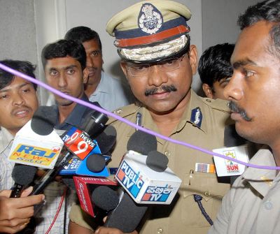 உயர் அதிகாரிகள் கூட்டத்திலிருந்து வெளியேறும் ரவீந்திரநாத் உயர் அதிகாரிகள் கூட்டத்திலிருந்து வெளியேறும் ரவீந்திரநாத்
