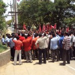கொடியேற்றி முழக்கமிடும் தோழர்கள்