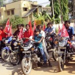 கொடியேற்றிவிட்டு ஊர்வலமாக புறப்படும் தோழர்கள்