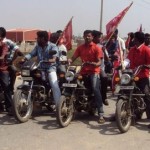 வெக் ஆலையில கொடியேற்ற ஊர்வலமாக வந்தகொண்டிருக்கும் தொழிலாளர்கள்.
