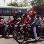 வெக் ஆலையிலிருந்து கார்போரண்டம் ஆலைக்கு ஊர்வலமாக செல்லும் தொழிலாளர்கள்,