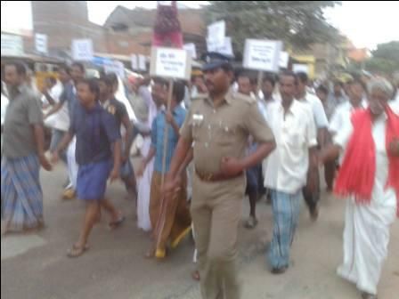 கேரள அரசியல்வாதிகளை கண்டித்து பேரணி கேரள அரசியல்வாதிகளை கண்டித்து பேரணி