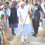 துடைப்பத்தோடு போபாலுக்குப் போங்களேன் மோடி !