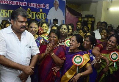 வாசன் புதிய கட்சியின் மகளிரணியினருடன் - அப்படி என்னதான் ஜோக் அடித்தாரோ