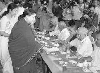 அன்னதானம் ஜெயா தொடங்கிவைப்பு அன்னதானம் ஜெயா தொடங்கிவைப்பு