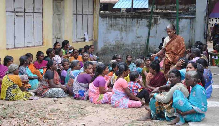 உணர்ச்சிப் பிழம்பாக மக்கள் உணர்ச்சிப் பிழம்பாக மக்கள்