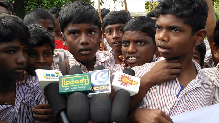 தொலைக்காட்சிகளிடம் பேசும் மாணவர்கள் தொலைக்காட்சிகளிடம் பேசும் மாணவர்கள்