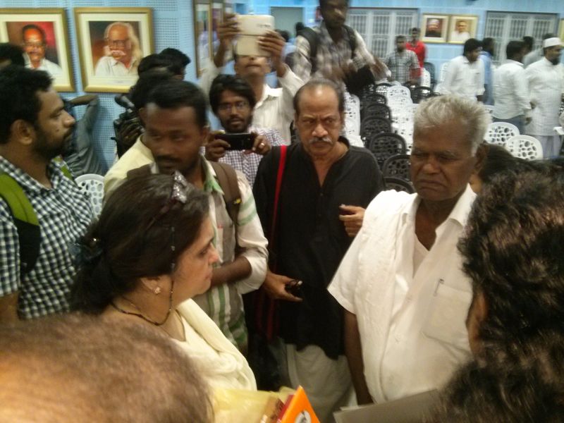 கூட்டத்தினர் மத்தியில் தீஸ்தா. கூட்டத்தினர் மத்தியில் தீஸ்தா