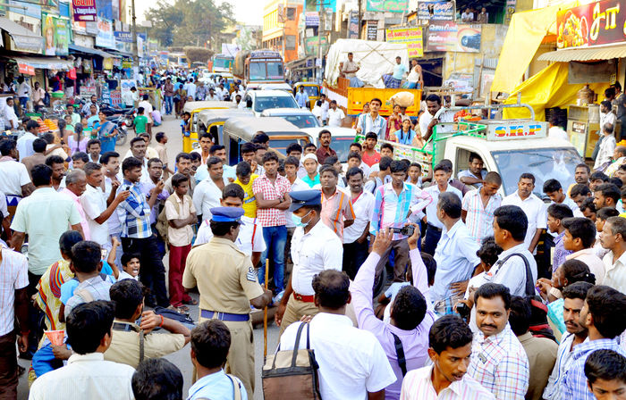 பேருந்து மறியல் போராட்டம் பேருந்து மறியல் போராட்டம்