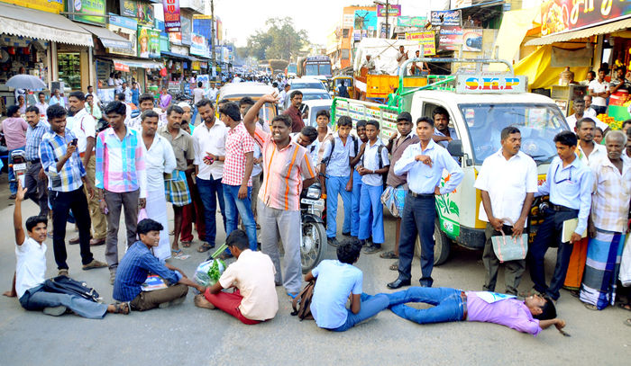பேருந்து மறியல் போராட்டம் பேருந்து மறியல் போராட்டம்