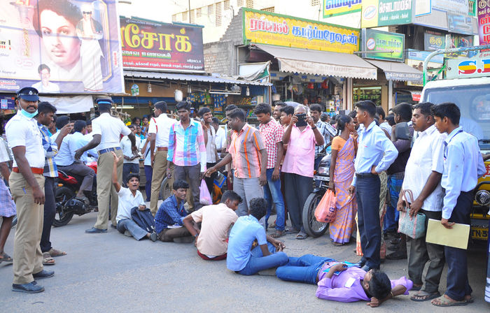 பேருந்து மறியல் போராட்டம் பேருந்து மறியல் போராட்டம்