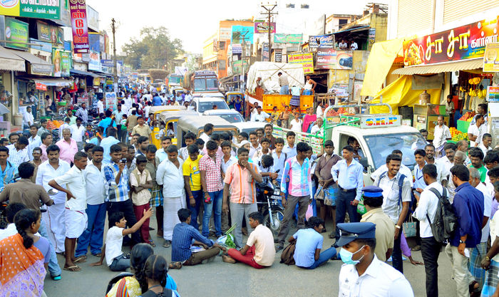 பேருந்து மறியல் போராட்டம் பேருந்து மறியல் போராட்டம்