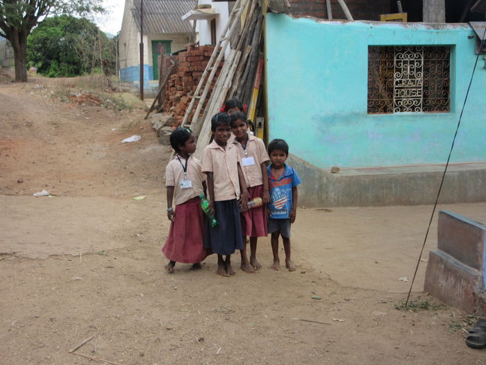 பள்ளிக் குழந்தைகள் பள்ளிக் குழந்தைகள்