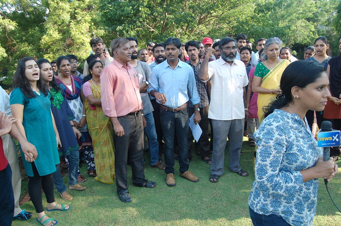 புதுவை பல்கலைக் கழக பேராசிரியர் - மாணவர் போராட்டம் புதுவை பல்கலைக் கழக பேராசிரியர் - மாணவர் போராட்டம்