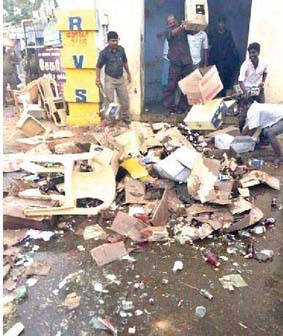 கலிங்கப்பட்டி டாஸ்மாக் கடை அடித்து நொறுக்கப்பட்டது. கலிங்கப்பட்டி டாஸ்மாக் கடை அடித்து நொறுக்கப்பட்டது.