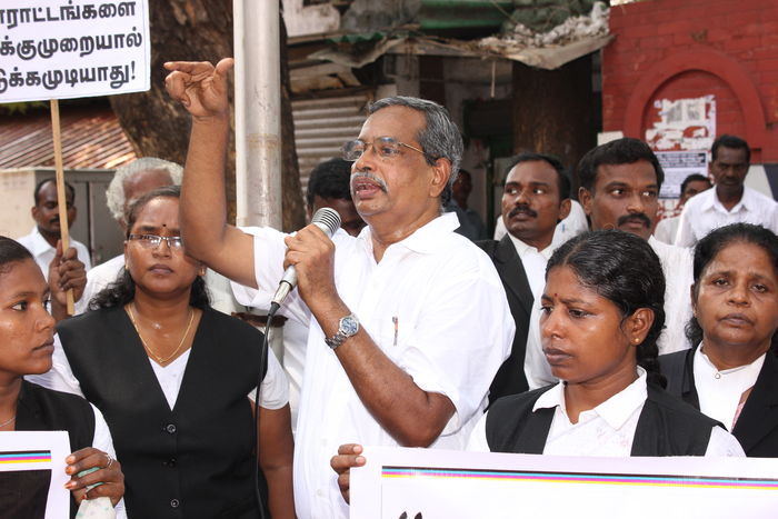 மூத்த வழக்குரைஞரரும் Lawyers for Democracy என்ற அமைப்பின் ஒருங்கிணைப்பாளருமான திரு.விஜயகுமார் மூத்த வழக்குரைஞரரும் Lawyers for Democracy என்ற அமைப்பின் ஒருங்கிணைப்பாளருமான திரு.விஜயகுமார்