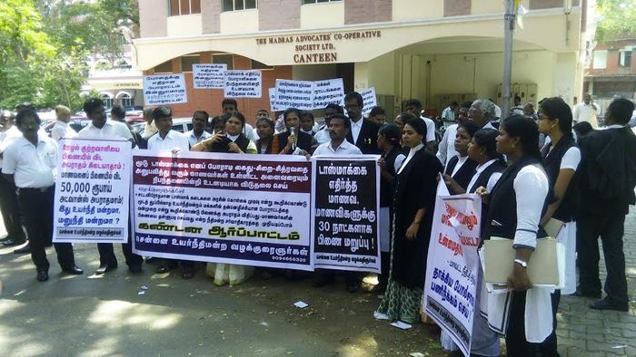 மாணவர்களை விடுதலை செய்யக் கோரி வழக்குரைஞர்கள் ஆர்ப்பாட்டம் மாணவர்களை விடுதலை செய்யக் கோரி வழக்குரைஞர்கள் ஆர்ப்பாட்டம்